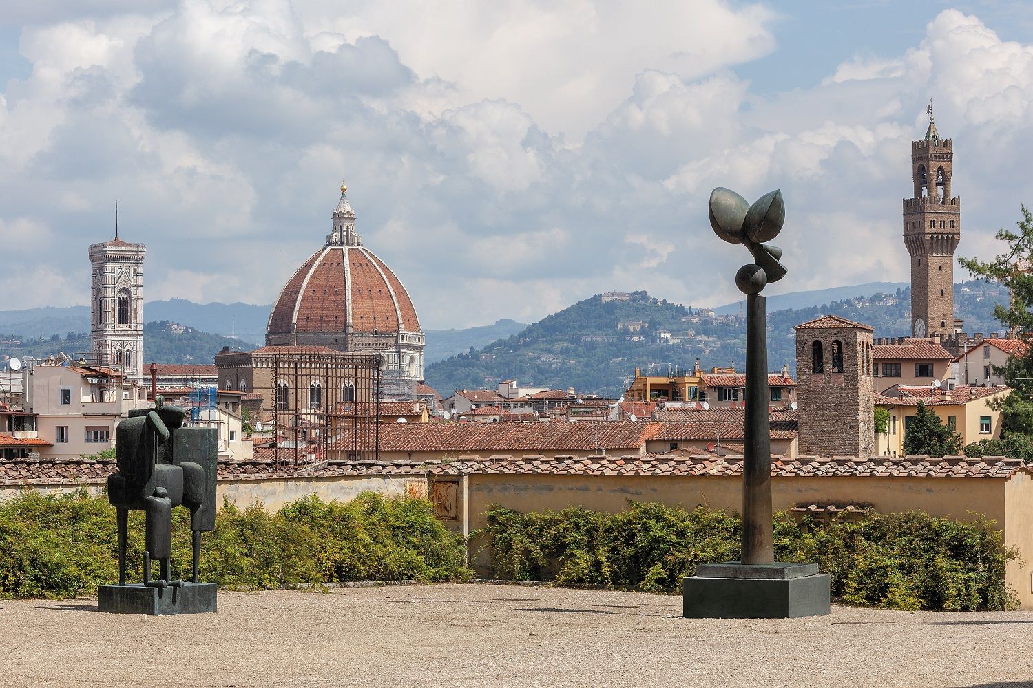 [Translate to en:] Panorama auf Florenz vom Boboli-Garten mit zwei Skulpturen von Fritz Koenig.