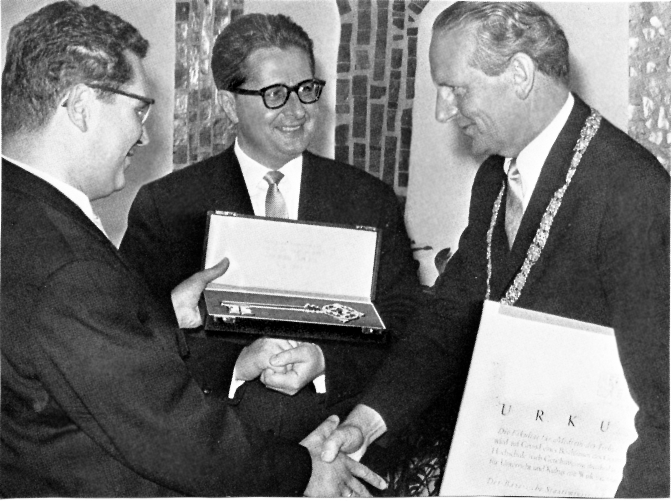 The hand-over of keys for the Klinikum at 1967 (from left to right): Dr. Ludwig Hube, Bavar-ian Minister of State for Education and Culture, Dr. Hans-Jochen Vogel, Mayor of the City of Munich, and Prof. Gerd Albers, Rektor of the TH München. (Picture: Klinikum rechts der Isar)