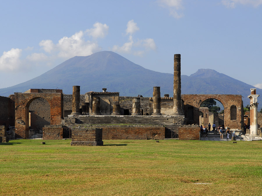 Die Ruinen am Forum von Pompeji: Ein Ausbruch des Vulkans Vesuv (im Hintergrund) zerstörte die antike Stadt im Jahr 79 n.Chr.