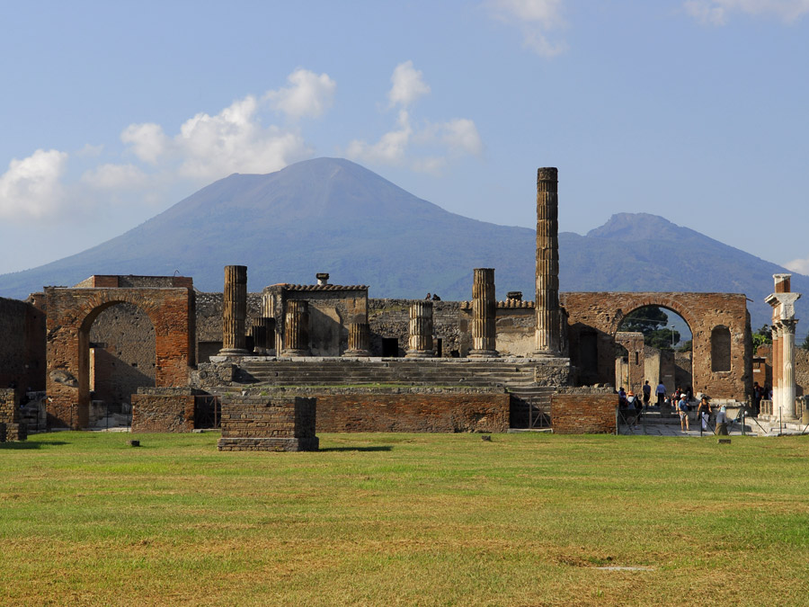 Die Ruinen am Forum von Pompeji: Ein Ausbruch des Vulkans Vesuv (im Hintergrund) zerstörte die antike Stadt im Jahr 79 n.Chr. (Foto: Karin Witschi / Fotolia) Die Ruinen am Forum von Pompeji: Ein Ausbruch des Vulkans Vesuv (im Hintergrund) zerstörte die antike Stadt im Jahr 79 n.Chr.