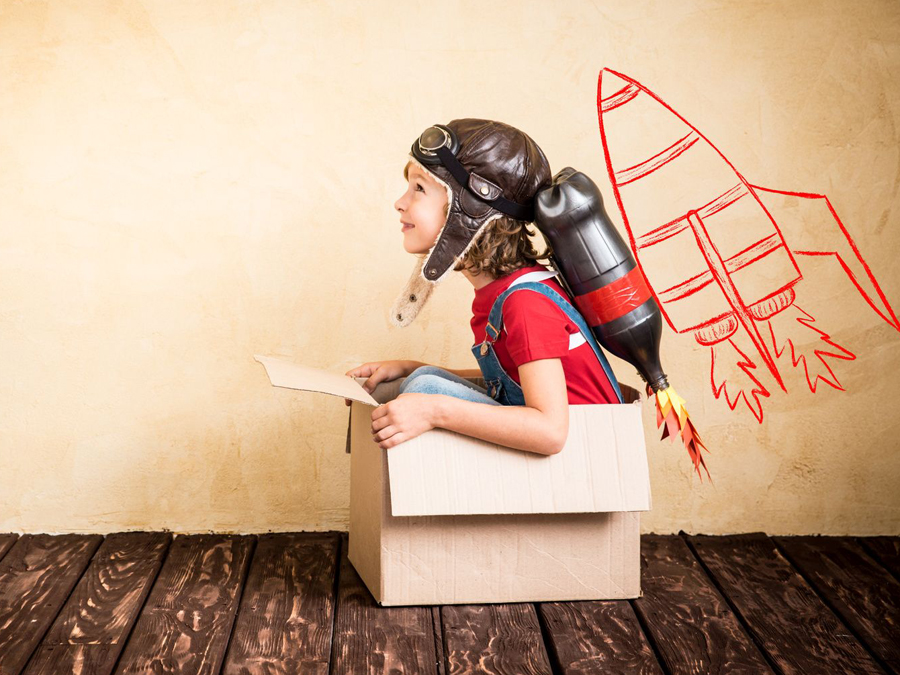 Spielerisch dem grauen Alltag entkommen - durch Gamification. (Foto: Sunny Studio / Fotolia) Ein Kind spielt mit einem Jet Pack.