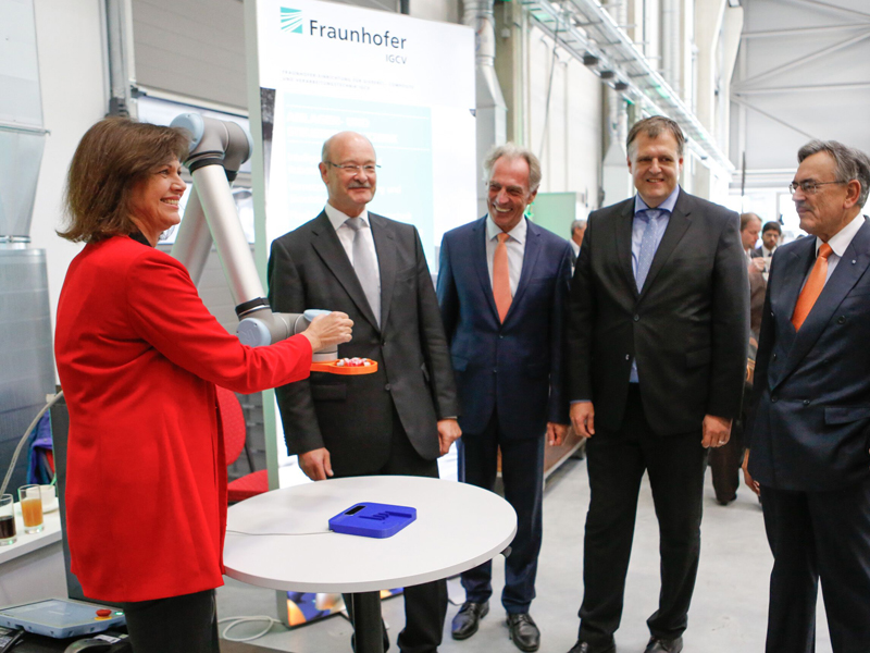 (V. li.) Wirtschaftsministerin Ilse Aigner, Prof. Gunther Reinhart, Prof. Klaus Drechsler, Prof. Wolfram Volk und TUM-Präsident Wolfgang A. Herrmann.