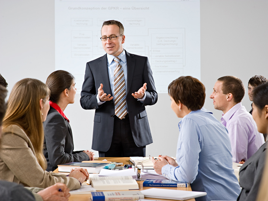 Prof. Gunther Friedl, Dean of the TUM School of Management, with students.