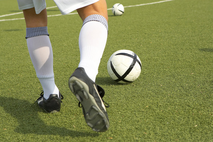 Durch Fokussierung auf die Rotation des Balls statt auf die Bewegung des Fußes, kann ein höherer Lerneffekt erzielt werden. (Foto: Franz Pfluegl / fotolia)