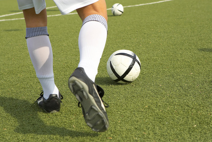 Durch Fokussierung auf die Rotation des Balls statt auf die Bewegung des Fußes, kann ein höherer Lerneffekt erzielt werden. (Foto: Franz Pfluegl / fotolia) Durch Fokussierung auf die Rotation des Balls statt auf die Bewegung des Fußes, kann ein höherer Lerneffekt erzielt werden. (Foto: Franz Pfluegl / fotolia)