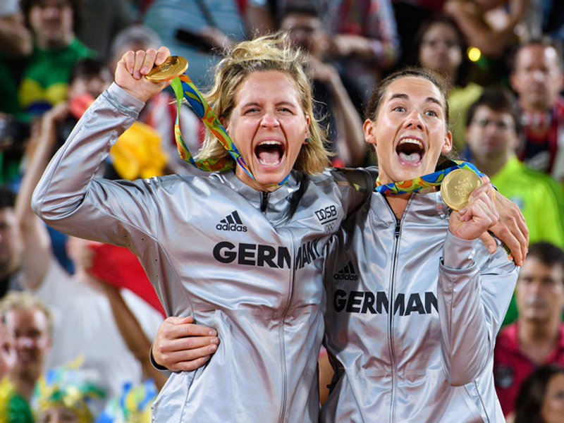 Laura Ludwig and Kira Walkenhorst with their gold medals. (photo: FIVB)