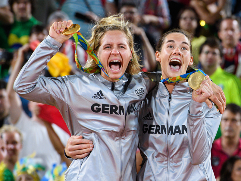 Laura Ludwig und Kira Walkenhorst mit ihren olymischen Goldmedallien. (Foto: FIVB)