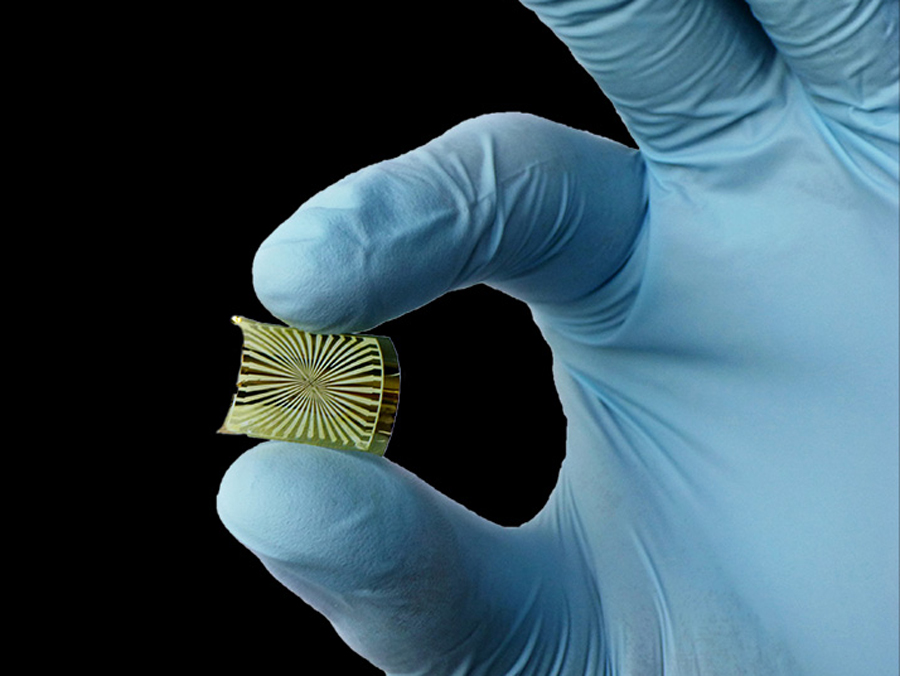 Graphen kann auf flexiblen Trägermaterialien aufgebracht werden. Nur die Goldzuleitungen sind auf dem transparenten Graphensensor sichtbar. (Bild: Natalia Hutanu / TUM) Graphen kann auf flexiblen Trägermaterialien aufgebracht werden. Nur die Goldzuleitungen sind auf dem transparenten Graphensensor sichtbar.