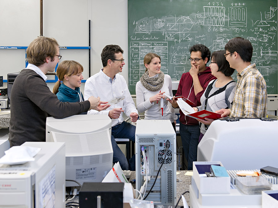 Prof. Müller-Buschbaum with his Gruop in the laboratory - Photo: Andreas Heddergott / TUM
