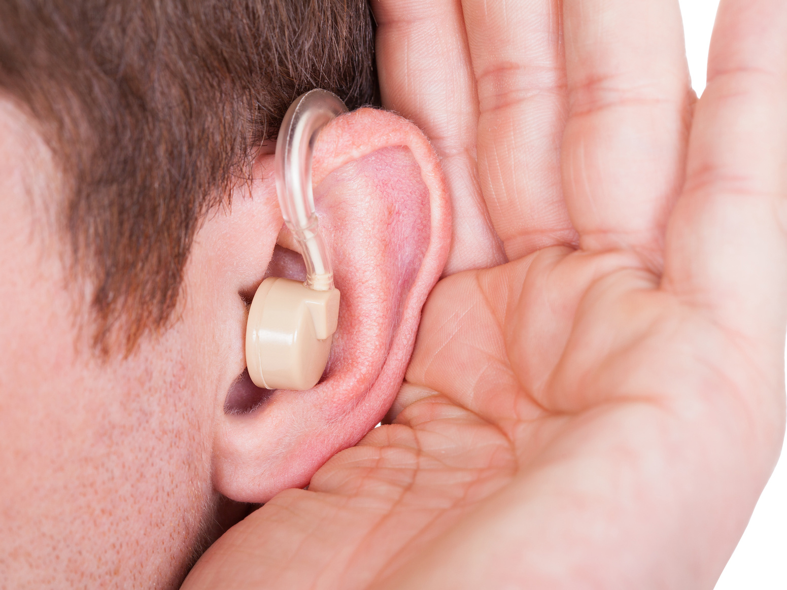 Trägern von Hörgeräten fällt es besonders schwer, Richtung und Entfernung eines Geräusches richtig einzuschätzen. (Foto: Andrey Popov/Fotolia.com)