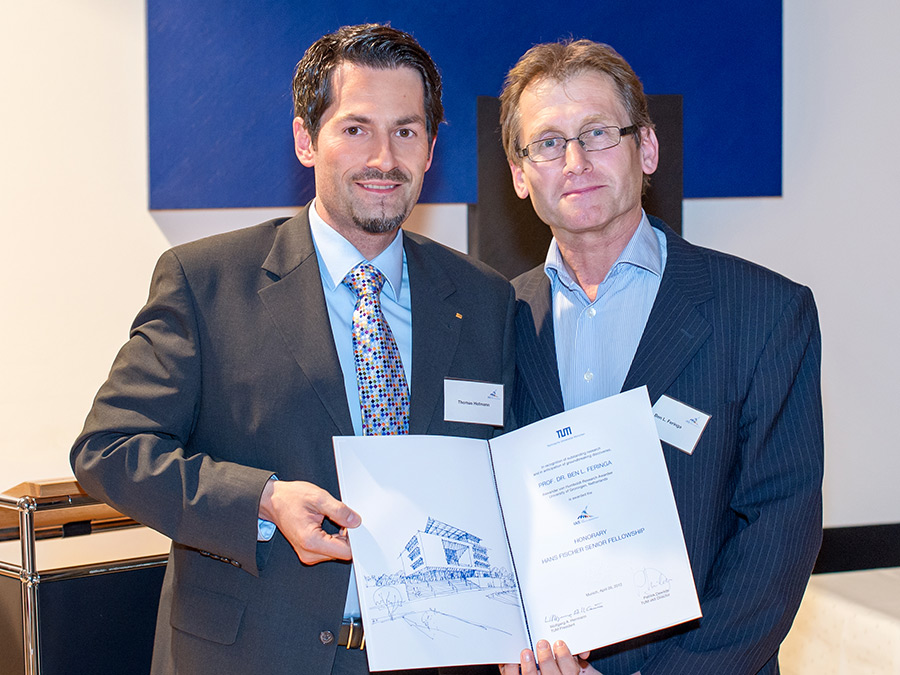TUM-Vicepresident Prof. Thomas Hofmann (l) and  Prof. Ben Feringa with the certificate of appointment as TUM-IAS Honorary Hans Fischer Senior Fellow - Photo: Astrid Eckert / TUM