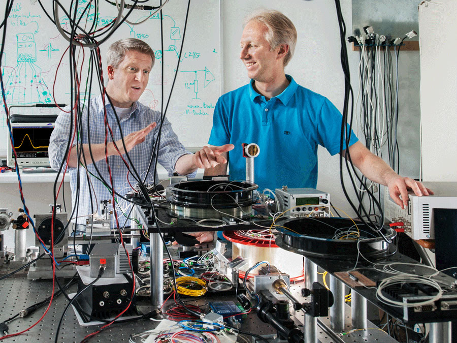 Researchers Robert Huber of der LMU and Christian Jirauschek of  TUM in Huber's laser laboratory.
