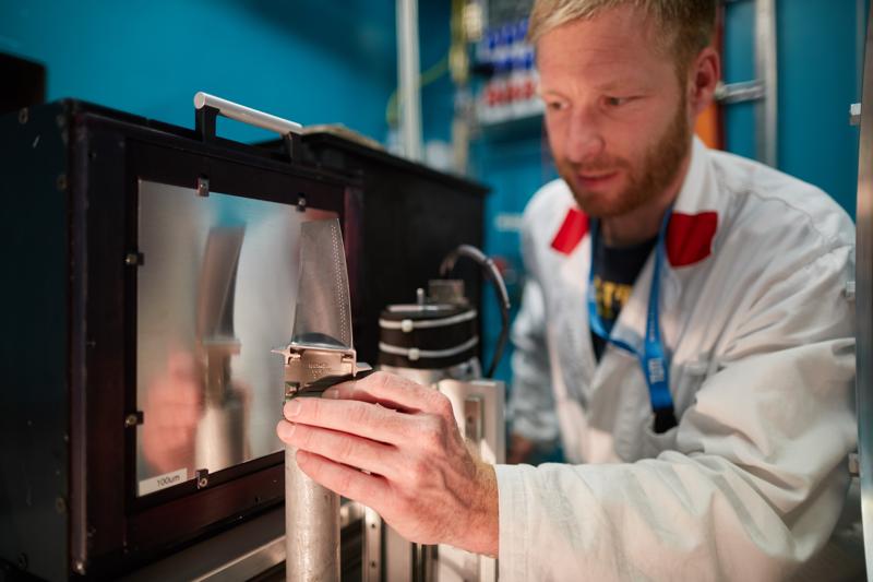 Dr. Michael Schulz erzeugt an der Radiografie- und Tomografieanlage ANTARES Bilder aus dem Inneren von Metallen. (Foto: Bernhard Ludewig) Dr. Michael Schulz erzeugt an der Radiografie- und Tomografieanlage ANTARES Bilder aus dem Inneren von Metallen.