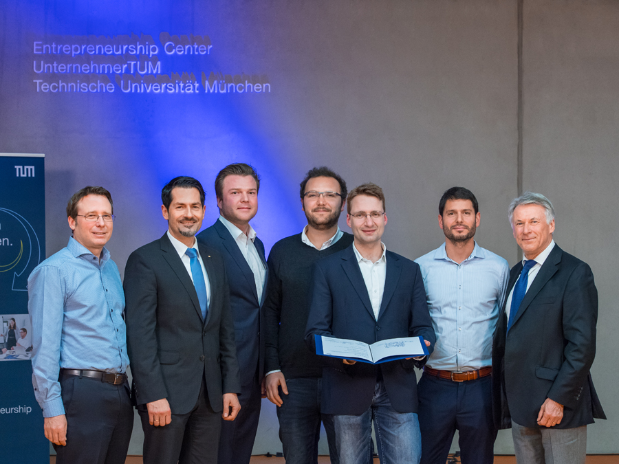 Das Team von mk2 Biotechnologies bei der Verleihung der TUM IdeAwards 2016. Von links: Johannes von Borries, UnternehmerTUM; TUM Vizepraesident Forschung Prof. Thomas Hofmann; MK2 Biotechnologies: Sebastian Mangold, Christoph Kutzner, Marco Giuman, Kontst Das Team von mk2 Biotechnologies bei der Verleihung der TUM IdeAwards.