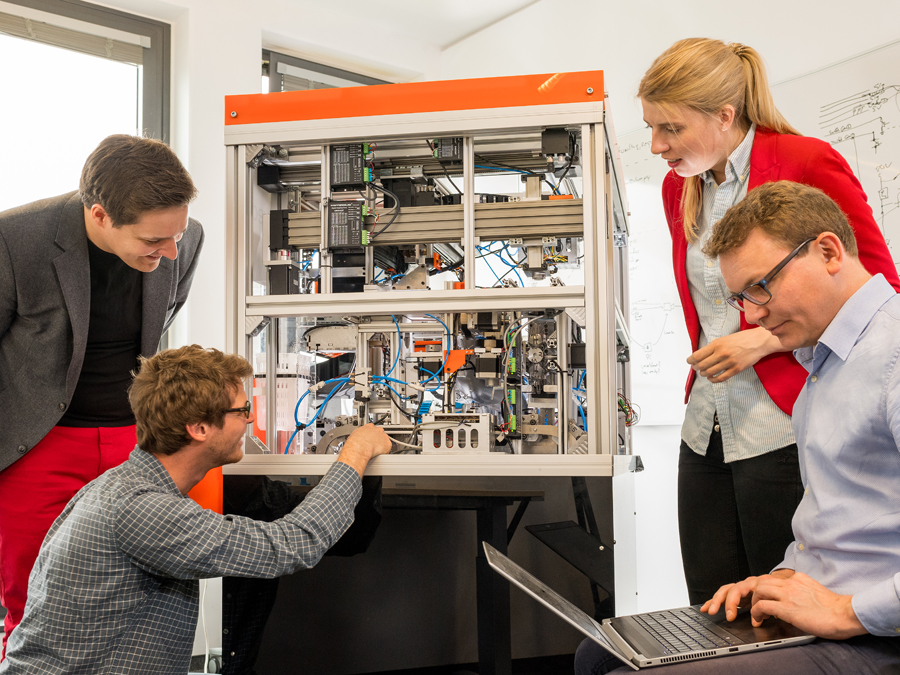 Dominik Sievert (left) and Maria Driesel (second from the right), founders of inveox with the prototype of their automation platform. (image: Eckert / TUM) Dominik Sievert (left) and Maria Driesel (second from the right), founders of inveox with the prototype of their automation platform.