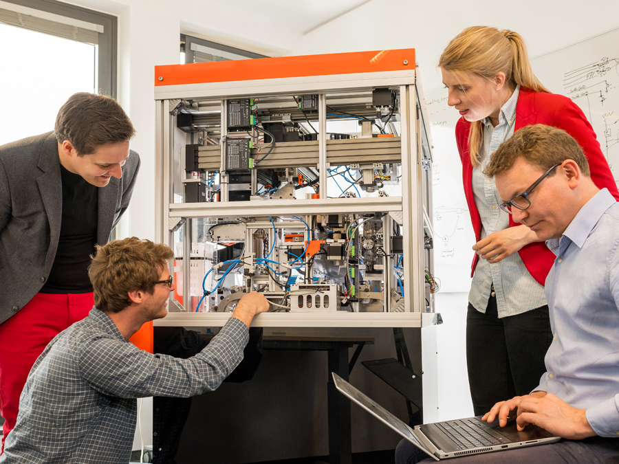 Dominik Sievert (left) and Maria Driesel (second from the right), founders of inveox with the prototype of their automation platform.