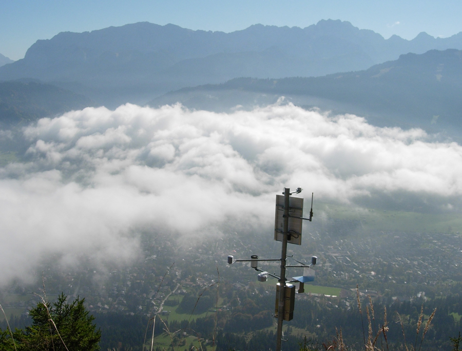 Der Einfluss des Menschen beschränkt sich nicht nur auf seinen Siedlungsraum (Klimastation mit Blick ins besiedelte Tal) (Foto: Christina Schuster/TUM) Der Einfluss des Menschen beschränkt sich nicht nur auf seinen Siedlungsraum (Klimastation mit Blick ins besiedelte Tal).