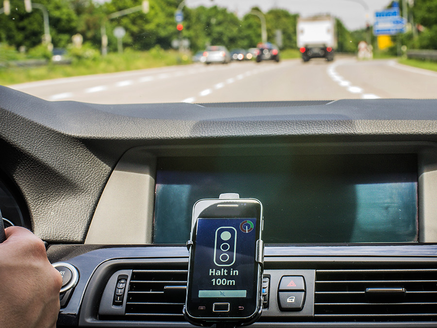 The smartphone informs about the signaling ahead – Photo: Andreas Haslbeck / TUM