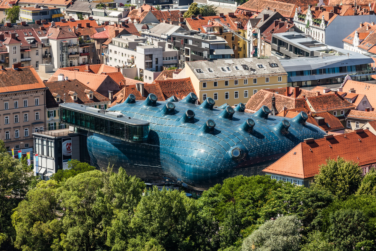 Die Bilder zeigen das Kunsthaus Graz, das Kultur- und Kongresszentrum Luzern und das phano in Wolfsburg.