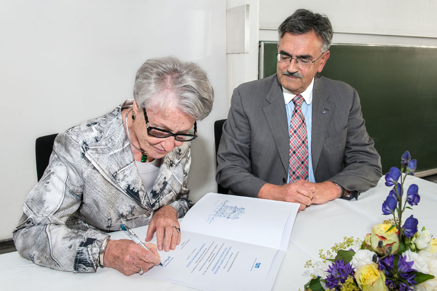 Gertrud Obermeyer und Präsident Herrmann bei der Unterzeichnung der Gründungsurkunde des Leonhard Obermeyer Centers. Foto: Ulli Benz / TUM