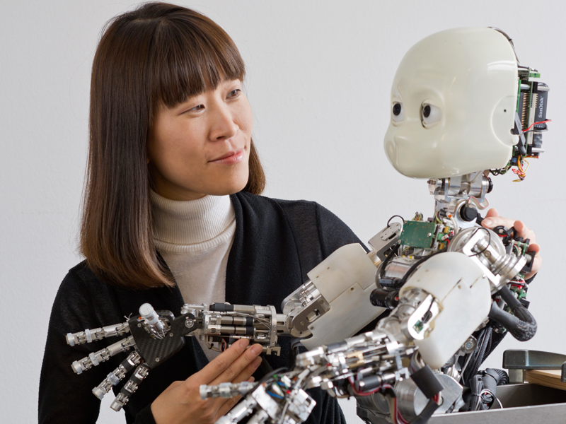Prof. Dongheui Lee in ihrem Labor mit einigen Robotermodellen.