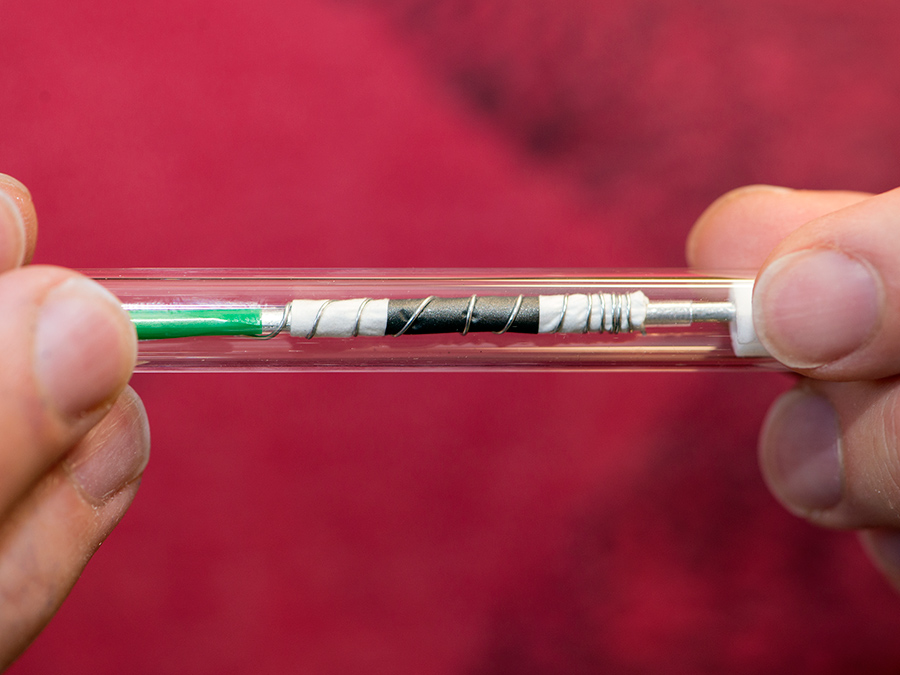 Corresponding author Johannes Wandt with one of the electron paramagnetic resonance probes he developed - Photo: Andreas Battenberg / TUM