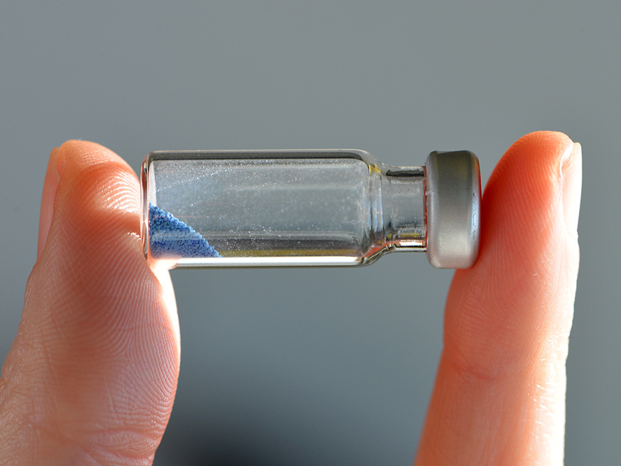 The copper atoms provide the zeolite with a bluish color - Photo: Andreas Battenberg / TUM The copper atoms provide the zeolite with a bluish color - Photo: Andreas Battenberg / TUM