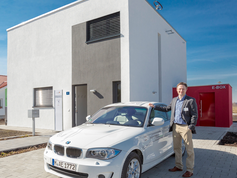 Prof. Franz Hagn vor dem Energieplushaus in Hallbergmoos.