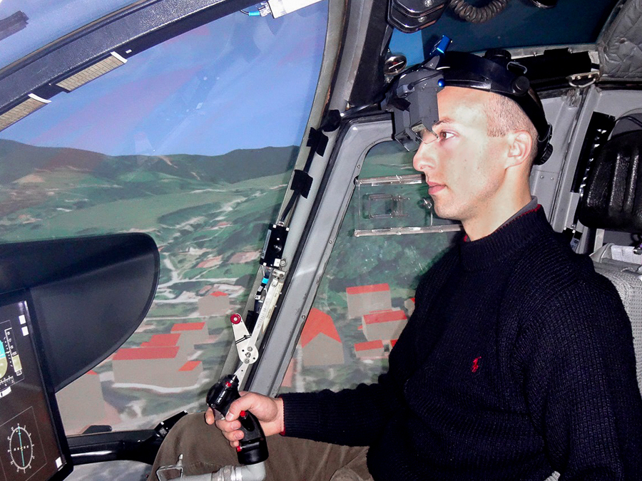 Aaron Barth testet das neue Head-Mounted Display während eines Simulator-Flugs.