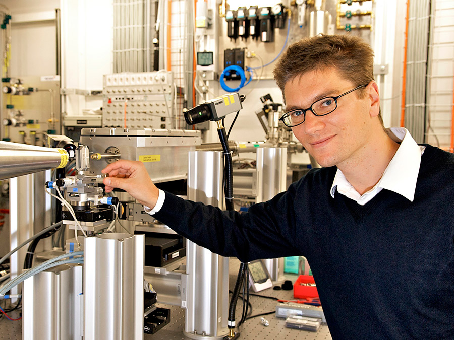 Prof. Franz Pfeiffer bei einem Experiment an der Synchrotron-Strahlungsquelle des PSI in Villigen /Schweiz. (Foto: Markus Fischer, PSI)