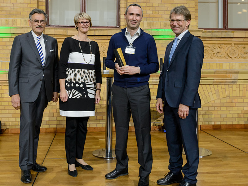 From left to right: TUM President Prof. Wolfgang A. Herrmann; Prof. Anja Karliczek, Federal Minister of Education and Research; Award winner Prof. Marco Caccamo and Prof. Hans-Christian Pape, President of the Humboldt Foundation.