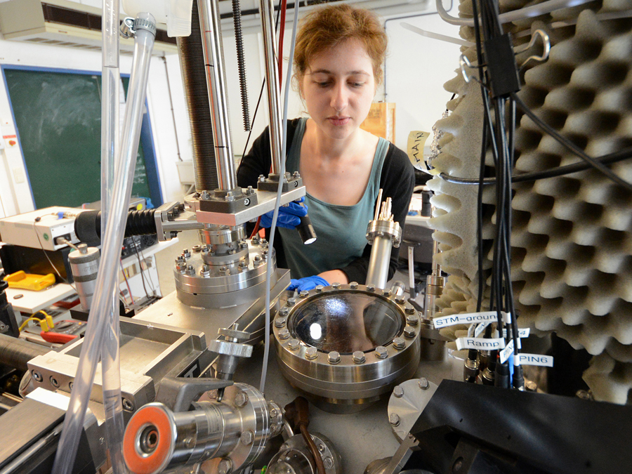 Alissa Wiengarten, PhD student at the TUM Department of Physics, heats a porphine powder in a vacuum chamber.