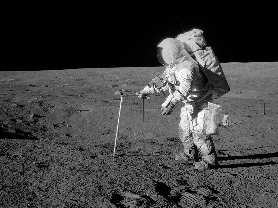 Apollo 12-Astronaut Alan L. Bean bei der Probennahme auf der Mondoberfläche - Bild: NASA