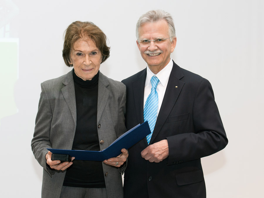Der Ärztliche Direktor des TUM Klinikums rechts der Isar, Prof. Reiner Gradinger, überreicht Prof. Ursula Schmidt-Tintemann die Heinz Maier-Leibnitz-Medaille. (Foto: U. Benz / TUM)