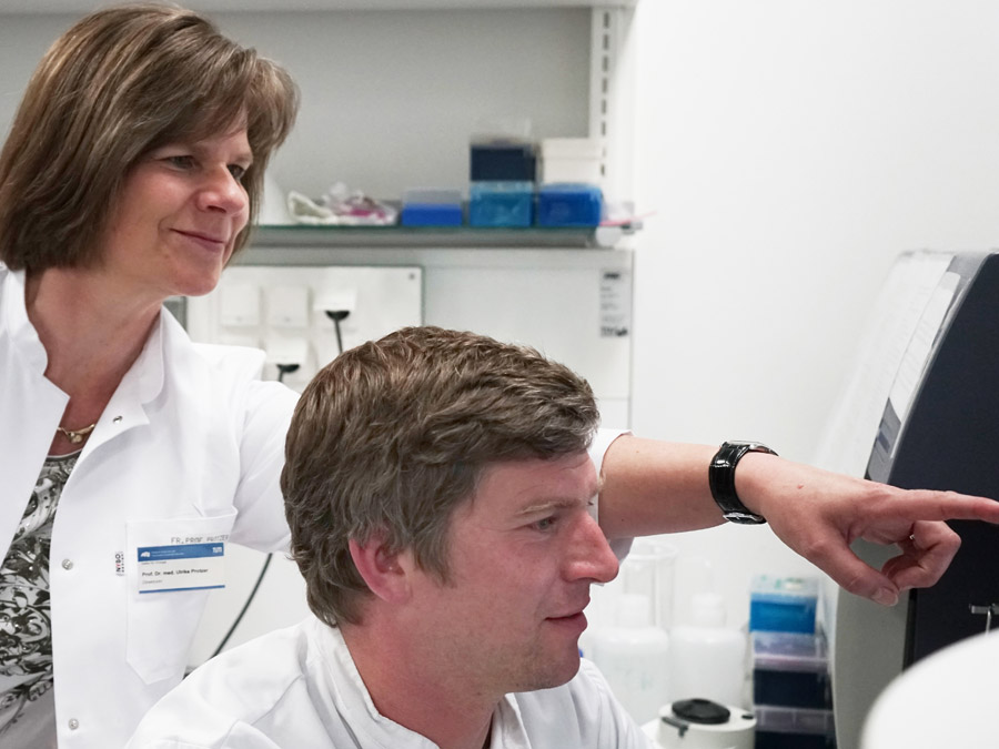 Prof. Ulrike Protzer und Dr. Felix Bohne überprüfen die Blutproben-Ergebnisse von HCV-infizierten Leberempfängern. (Bild: E. Mitterwallner / TUM)