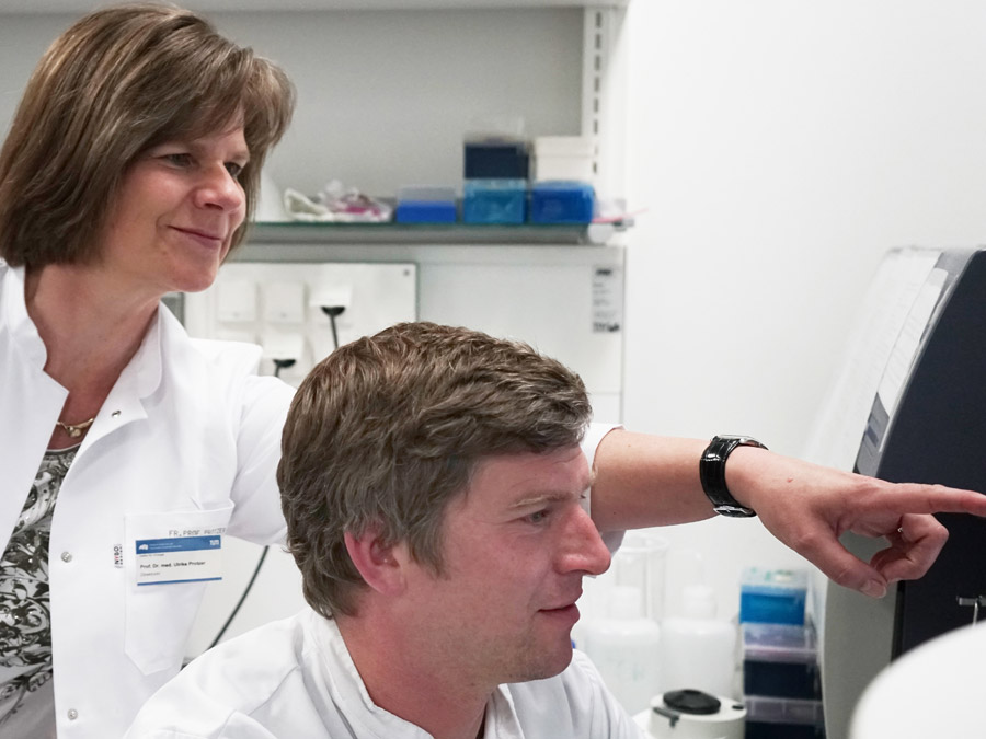 Prof. Ulrike Protzer and Dr. Felix Bohne investigate the results of the blood samples of HCV-infected transplant patients. (Photo: E. Mitterwallner / TUM)