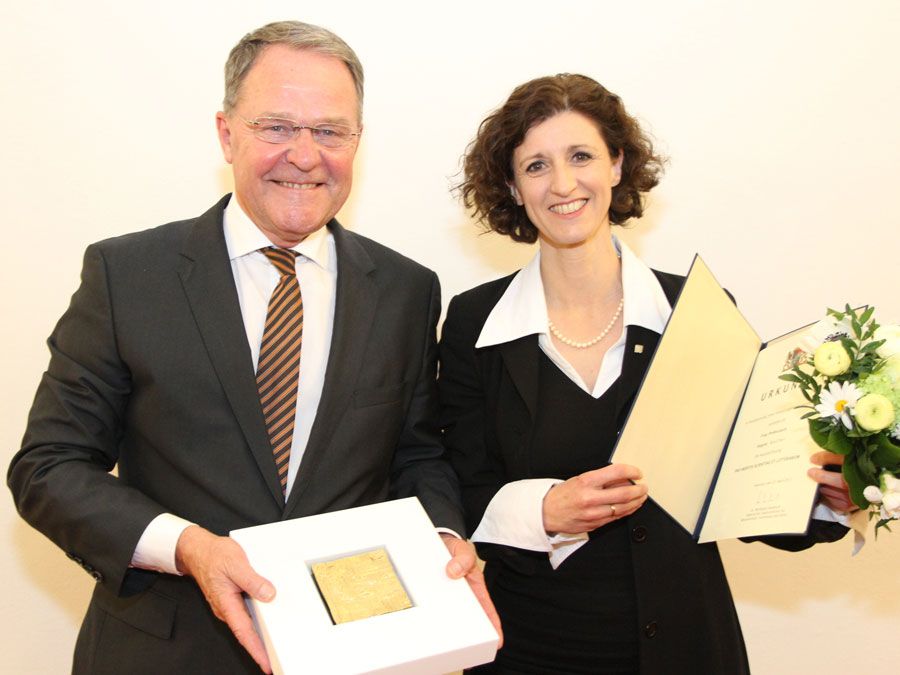 Wissenschaftsminister Wolfgang Heubisch verleiht Prof. Regine Keller die Auszeichnung "Pro meritis"