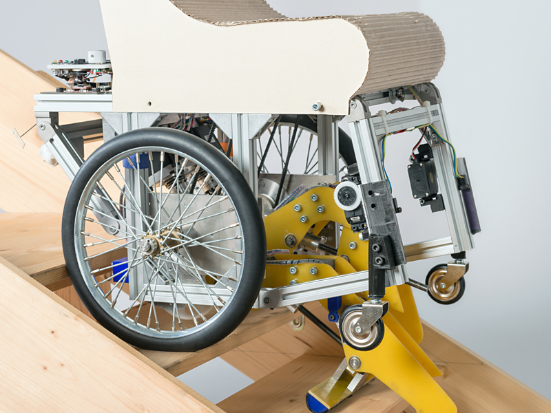 Am bionischen Rollstuhl sind zwei "Füße" angebracht, die das Treppensteigen möglich machen.