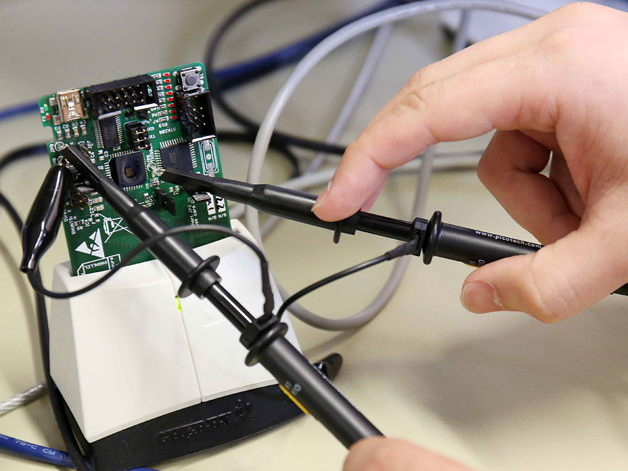 Durch physikalische Eingriffe und Messungen lassen sich eingebetteten Systemen Geheimnisse entlocken. (Foto: M.Pehl/TUM) Durch physikalische Eingriffe und Messungen lassen sich eingebetteten Systemen Geheimnisse entlocken.