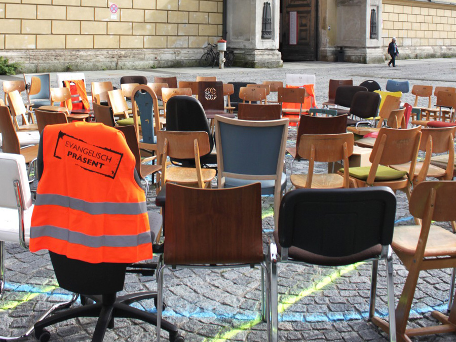 Auf dem Marstallplatz steht die Kunstinstallation "Stadtmöbel" der TUM-Architekten.