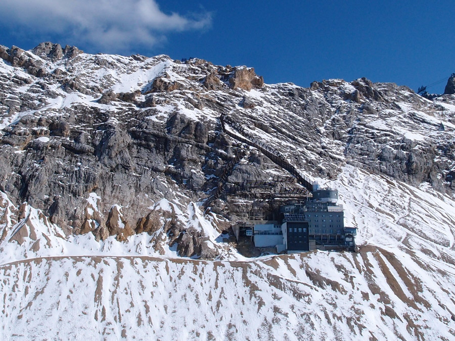 Unterhalb des Gipfels der Zugspitze: die Umweltforschungsstation Schneefernerhaus - Foto: Christina Schuster / TUM Schneefernerhaus
