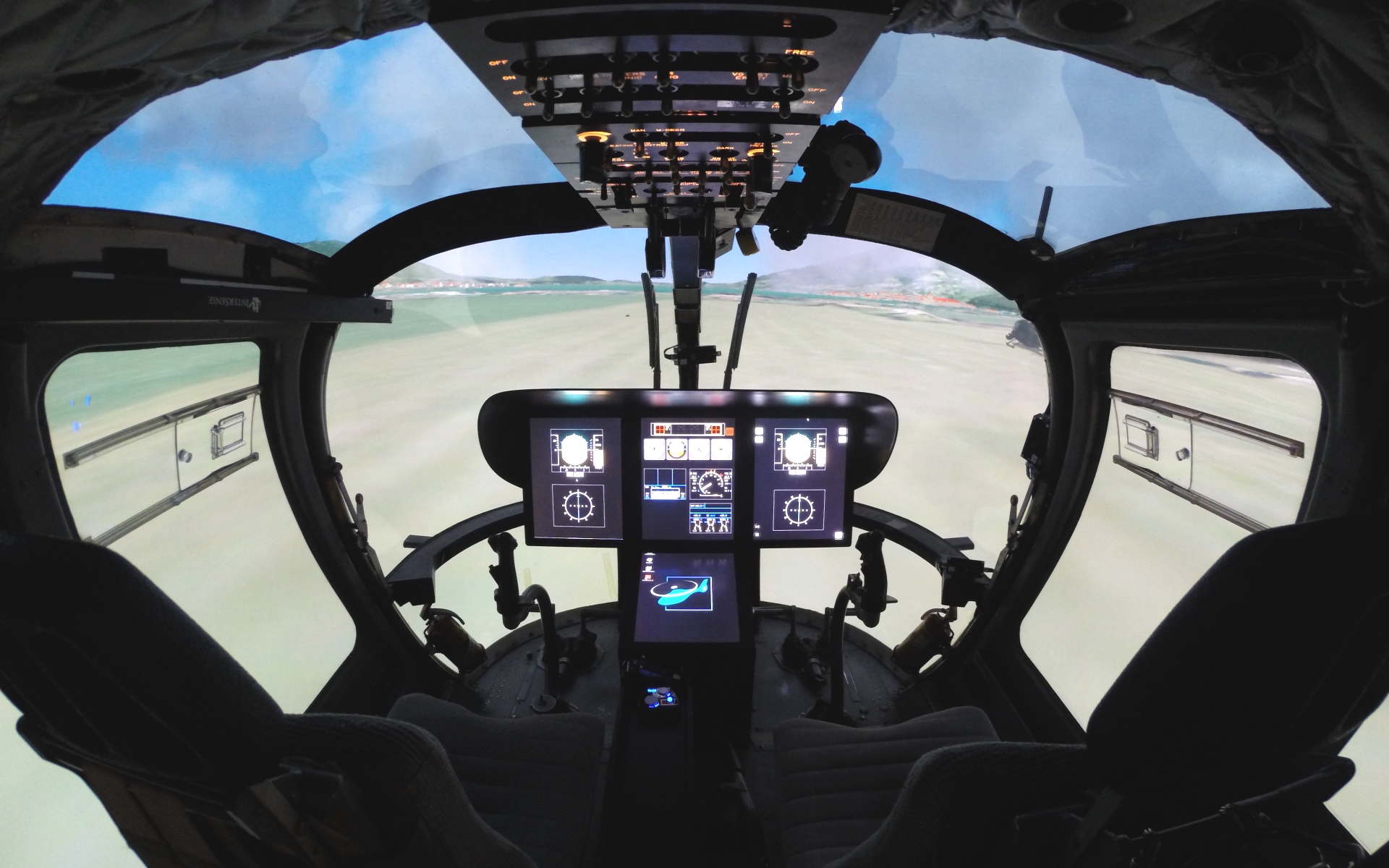 Im Forschungs-Simulator am Lehrstuhl für Hubschraubertechnologie der TUM untersuchen die Wissenschaftler, wie Augmented Reality die Leistung von Piloten steigert.