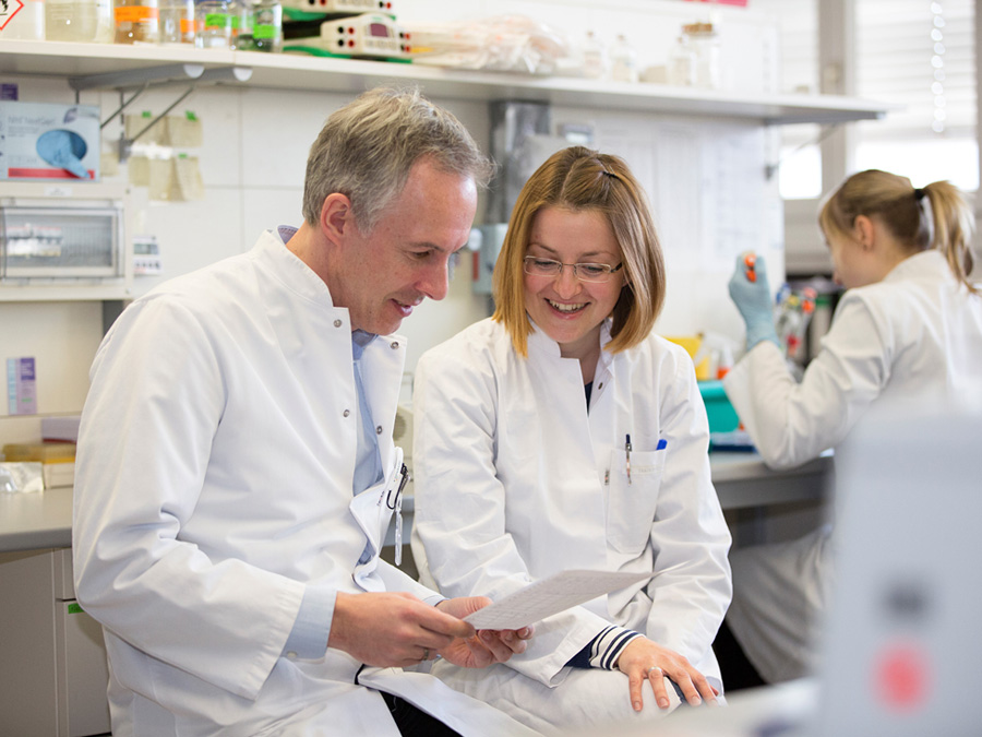 Prof. Jens Siveke mit seiner Mitarbeiterin Dr. Marija Trajkovic-Arsic, die ebenfalls an der Pankreaskarzinomstudie beteiligt war. (Foto: Sylvia Willax)