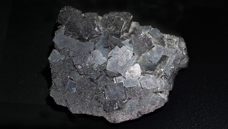The picture shows dark violet to black crystals of antozonite.. The picture shows dark violet to black crystals of antozonite.