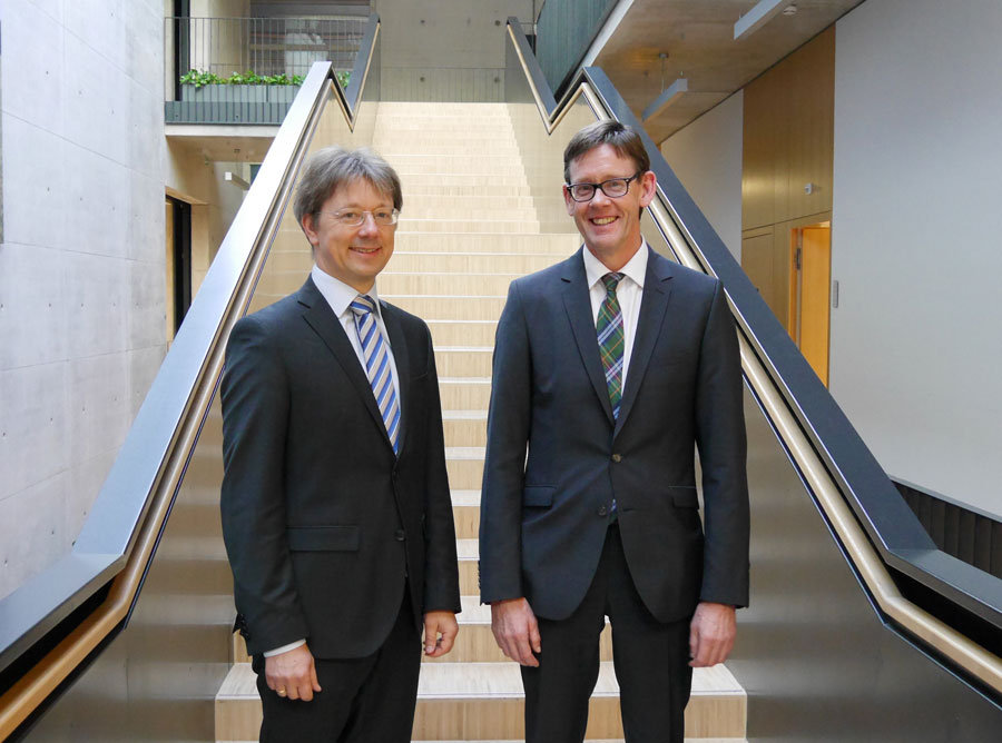 Prof. Volker Sieber (links) wurde zum ersten Rektor des neuen TUM Campus Straubing für Biotechnologie und Nachhaltigkeit ernannt. Verabschiedet wurde Prof. Klaus Menrad als Direktor des bisherigen Wissenschaftszentrums Straubing. (F. Münch / TUM) Prof. Volker Sieber (links) wurde zum ersten Rektor des neuen TUM Campus Straubing für Biotechnologie und Nachhaltigkeit ernannt. Verabschiedet wurde Prof. Klaus Menrad als Direktor des bisherigen Wissenschaftszentrums Straubing. (F. Münch / TUM)