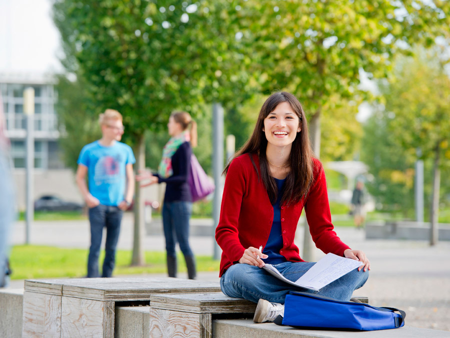 Studentin auf dem TUM-Campus (Bild: A. Heddergott / TUM)