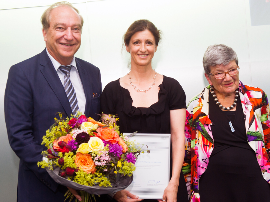 V.li.: Lutz Heese, Präsident der Bayerischen Architektenkammer, Preisträgerin Prof. Regine Keller und Laudatorin Prof. Christiane Thalgott.