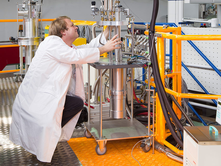 Dr. Zachary Evenson at the TOFTOF time-of-flight spectrometer at the FRM II. Image: S. Mast / TUM)