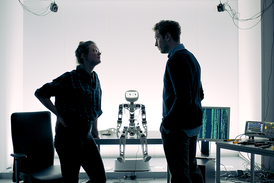 Showdown in the lab: Juli (Alina Stiegler) confronts her ex-boyfriend Tossi (Lázló Branko Breiding) with the help of polygraph robot Poppy. (Image and video: COCOFILMS / KARBE FILM)