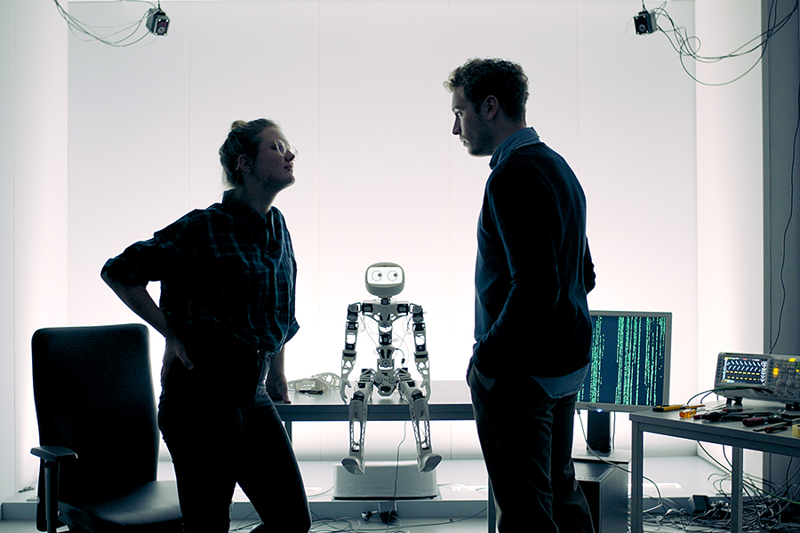 Showdown in the lab: Juli (Alina Stiegler) confronts her ex-boyfriend Tossi (Lázló Branko Breiding) with the help of polygraph robot Poppy. (Image and video: COCOFILMS / KARBE FILM) Showdown in the lab: Juli (Alina Stiegler) confronts her ex-boyfriend Tossi (Lázló Branko Breiding) with the help of polygraph robot Poppy. (Image and video: COCOFILMS / KARBE FILM)